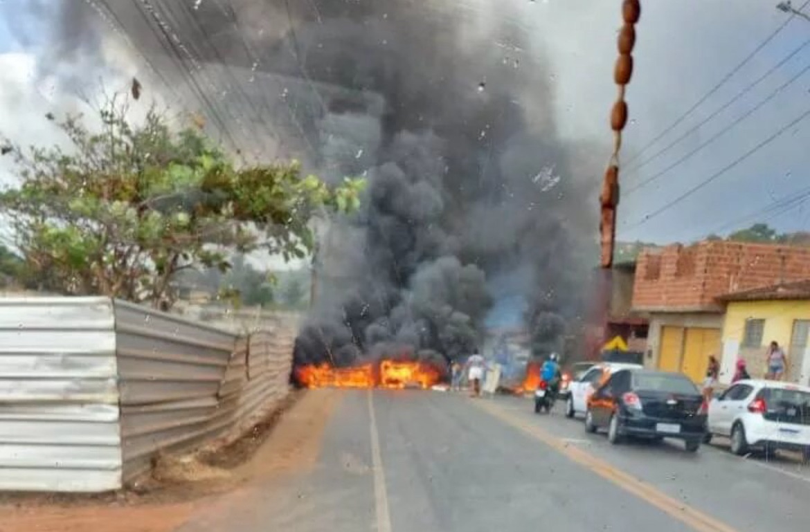 Moradores de Riacho Doce bloqueiam rodovia em protesto pela falta de energia elétrica, causando congestionamento e impasse com equipes de segurança.