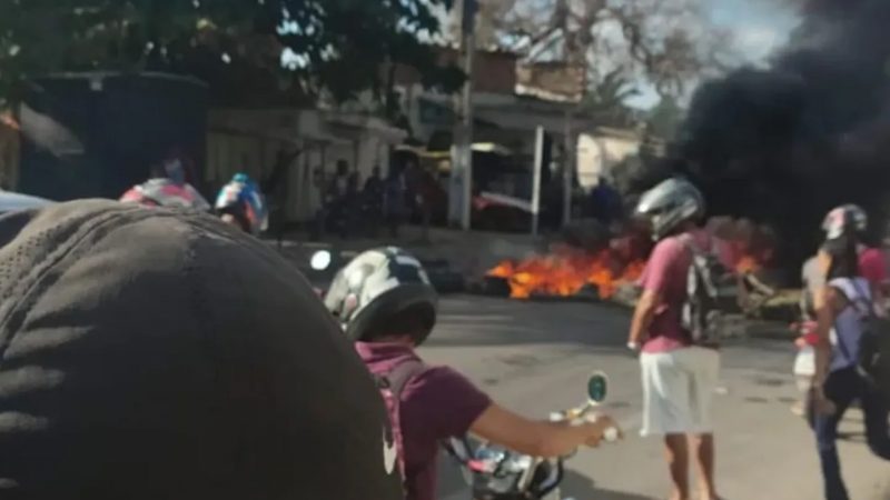 Protesto de moradores fecha AL-101 Norte; trânsito intenso na região