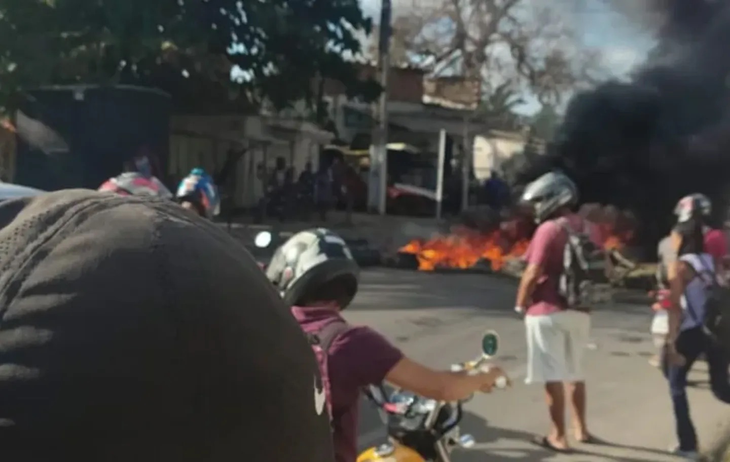 Protesto de moradores fecha AL-101 Norte; trânsito intenso na região