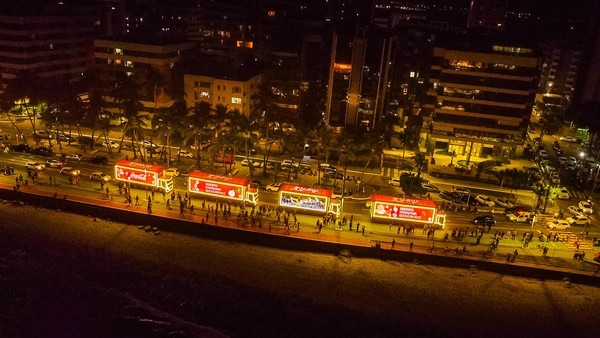 Caravana iluminada de Natal chega a Maceió desfilando por diversos bairros com Papai Noel