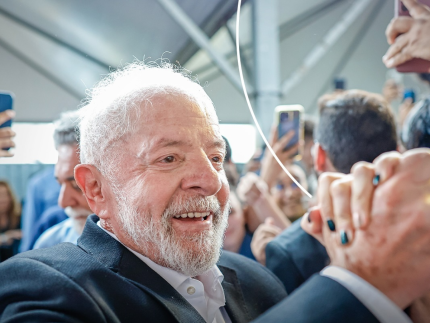 Cirurgia retirou parte do crânio de Lula, que ficará em observação na UTI por 48h