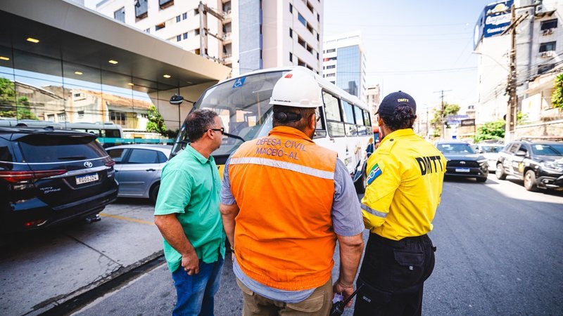 Defesa Civil realiza vistoria em hotel na Pajuçara que pegou fogo nesta quinta-feira (16)