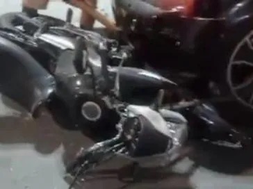 Carro desgovernado invade praça na Cruz das Almas e destrói moto de entregador