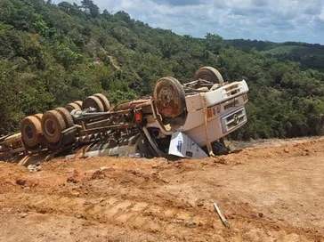 Caminhão tomba e deixa vítima fatal presa às ferragens no litoral Norte de Maceió