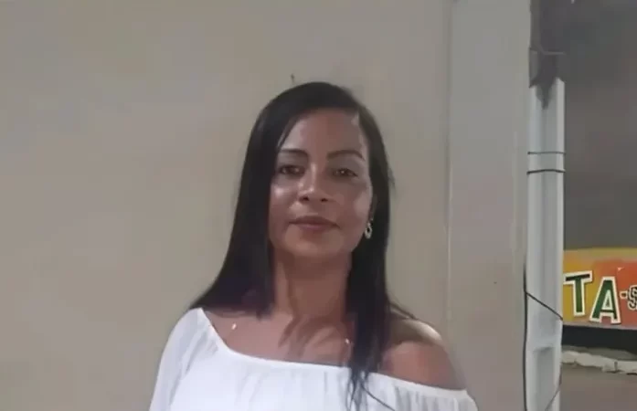 Mulher é morta a facadas na frente da filha de 3 anos em Cajueiro; autor segue foragido