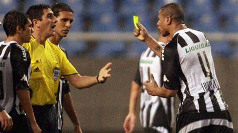 Por onde anda André Luis? Ex-jogador deu cartão amarelo para o árbitro em Botafogo x Estudiantes em 2008