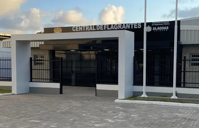 Homem é preso após desacatar policiais e resistir à abordagem no Benedito Bentes