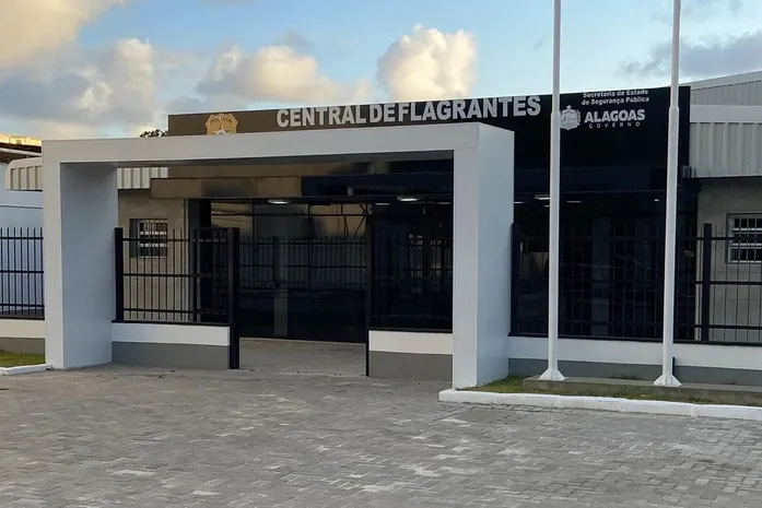 Homem é preso após desacatar policiais e resistir à abordagem no Benedito Bentes