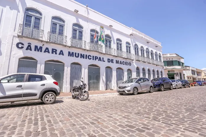 Ex-conselheiro  afastado pela PF tenta voltar à Câmara de Maceió