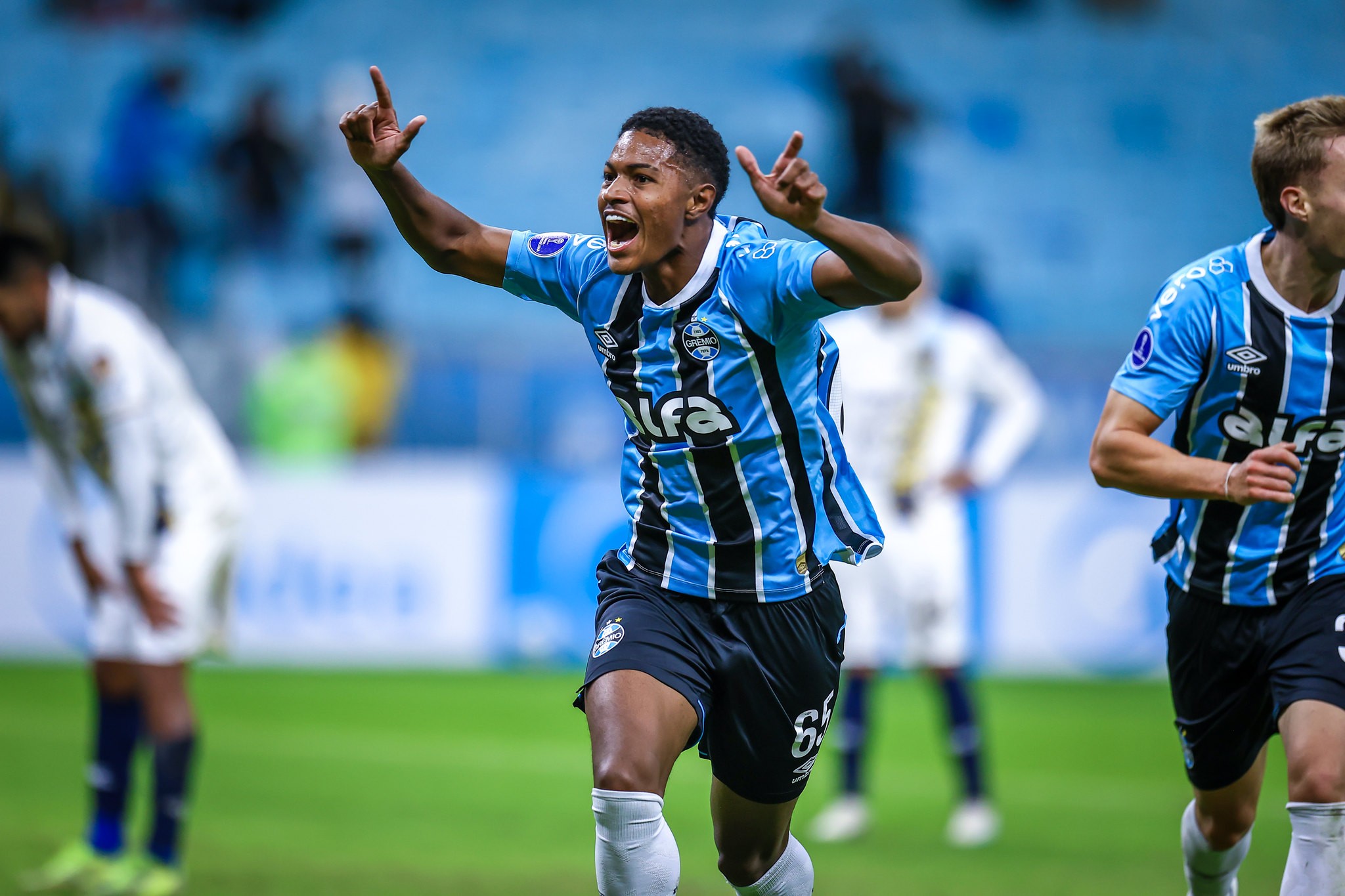 Jovem que deu a vitória ao Grêmio na Sul-Americana foi chamado de última hora por Felipão; entenda