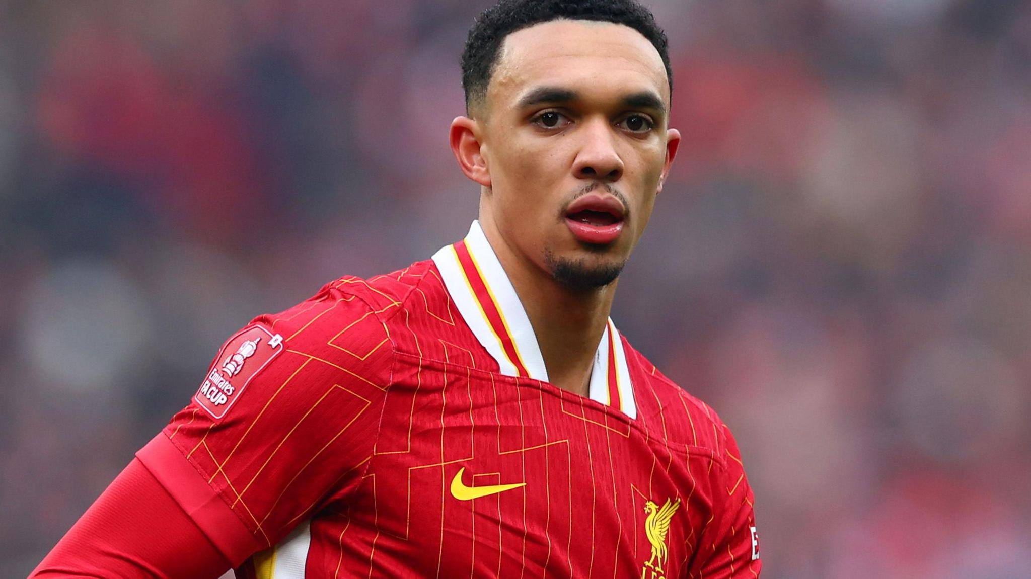 Alexander-Arnold anuncia saída do Liverpool: “Vivenciar um novo desafio”