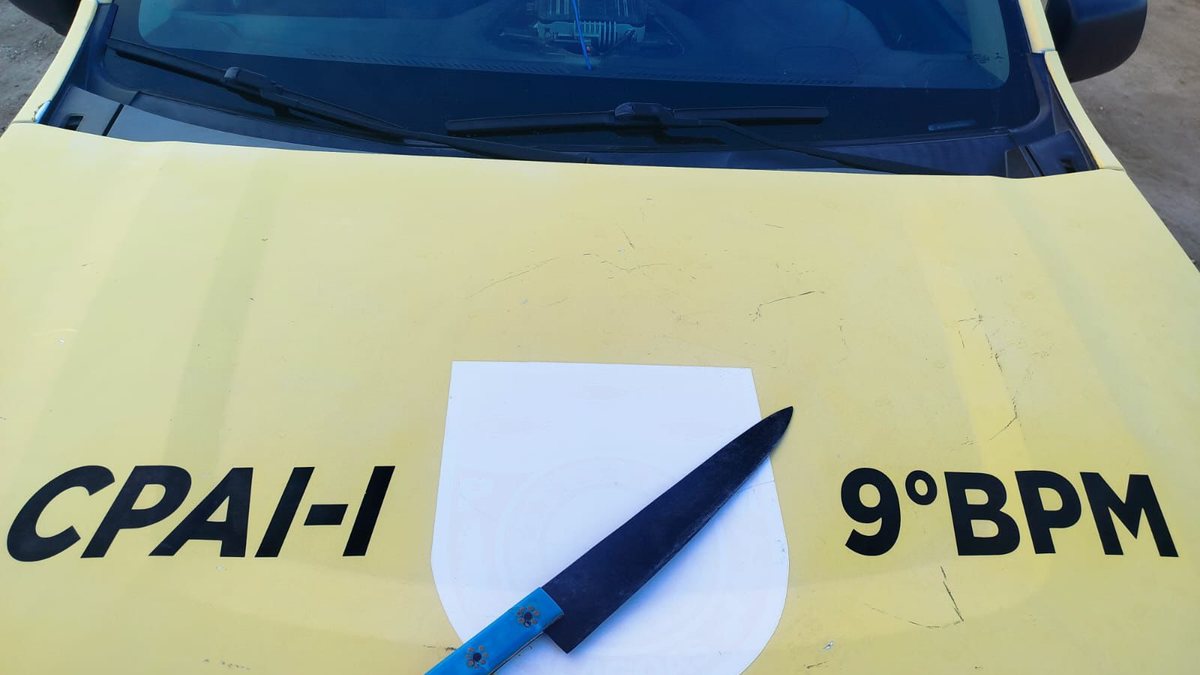Homem que ameaçou mulher com faca é preso após cair de telhado durante buscas da polícia