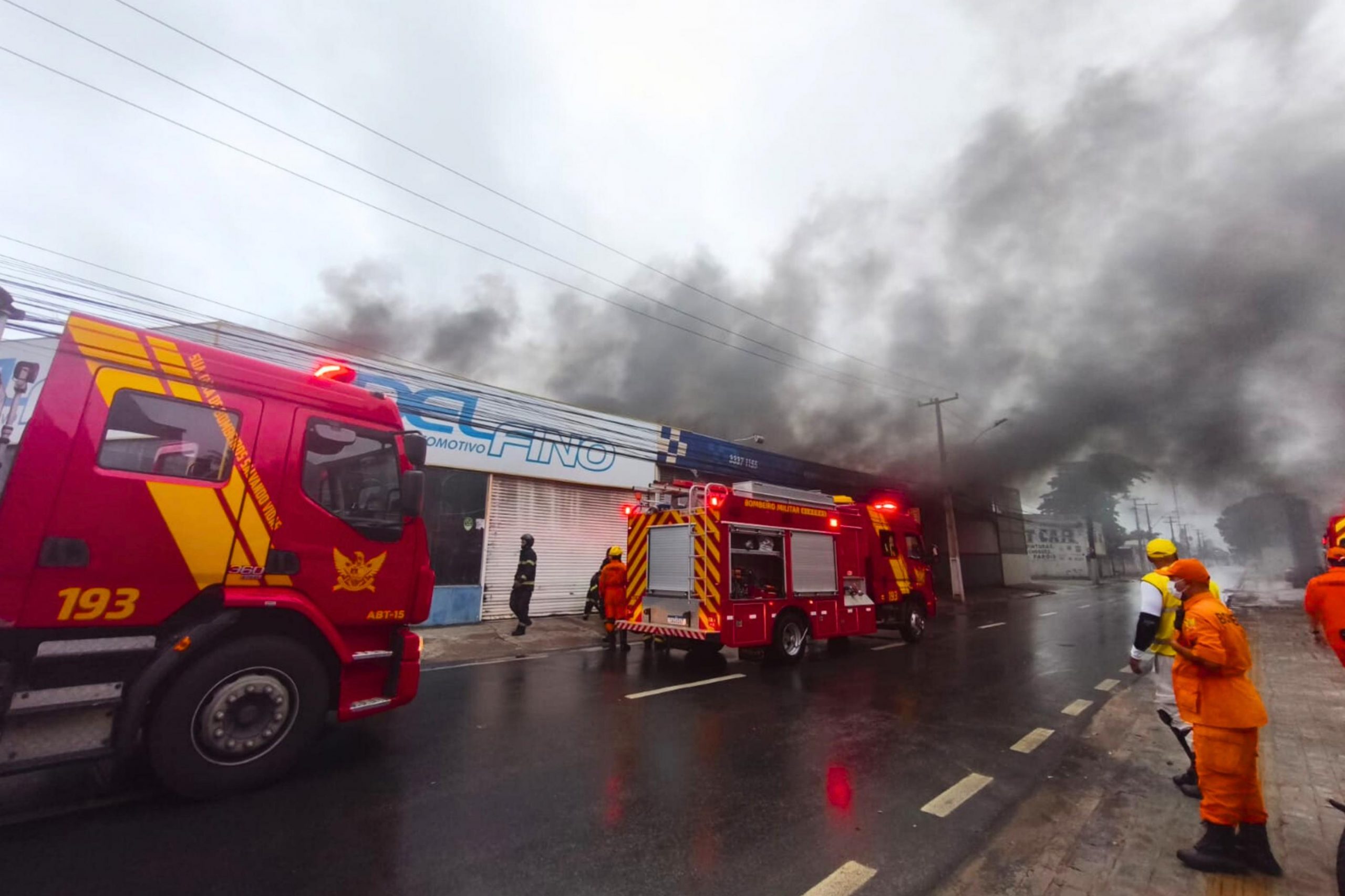 Bombeiros controlam incêndio em oficina mecânica no Poço