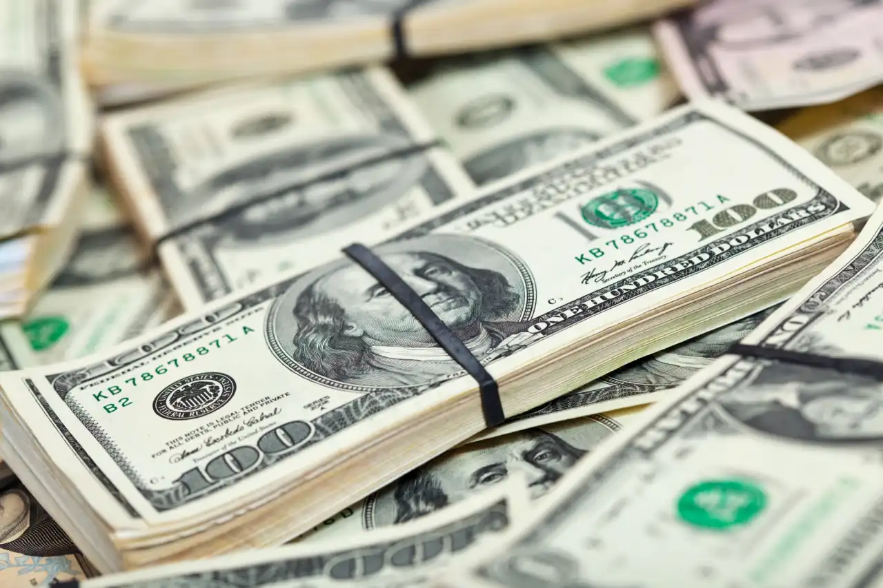 Dólar abre em baixa e inicia semana com mercado na expectativa por juros no Brasil e nos EUA