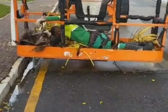 Equipamento despenca durante poda e deixa dois trabalhadores feridos na Ponta Verde