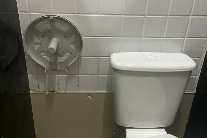Enquanto isso, na Assembleia: “Toc toc toc… Eu quero papel higiênico!