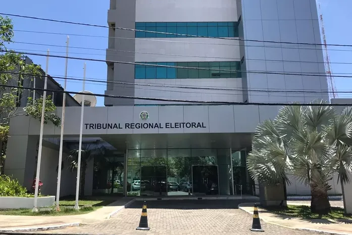 Processo que já tem voto pela cassação de Rafael Brito e Paulo Dantas espera pauta no TRE desde 29 de abril