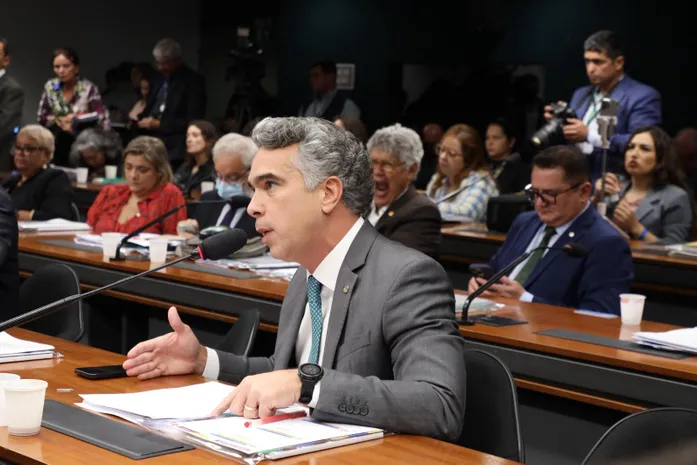 Rafael Brito defende a ampliação do Programa Pé de Meia em audiência com o MEC