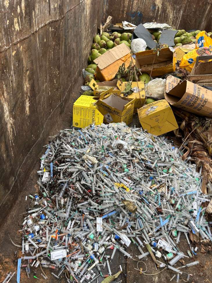 Fiscalização flagra descarte irregular de resíduos de saúde