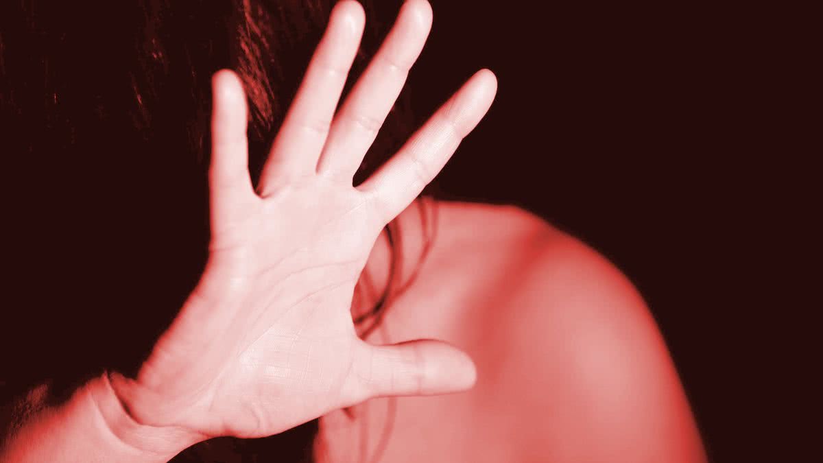 Homem é preso após arremessar cuscuzeira com água fervendo em companheira