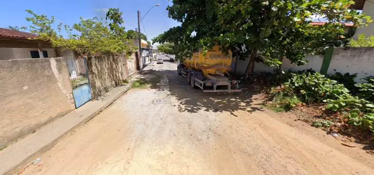 Corpo é jogado amarrado em cobertor por ocupantes de carro próximo a condomínio