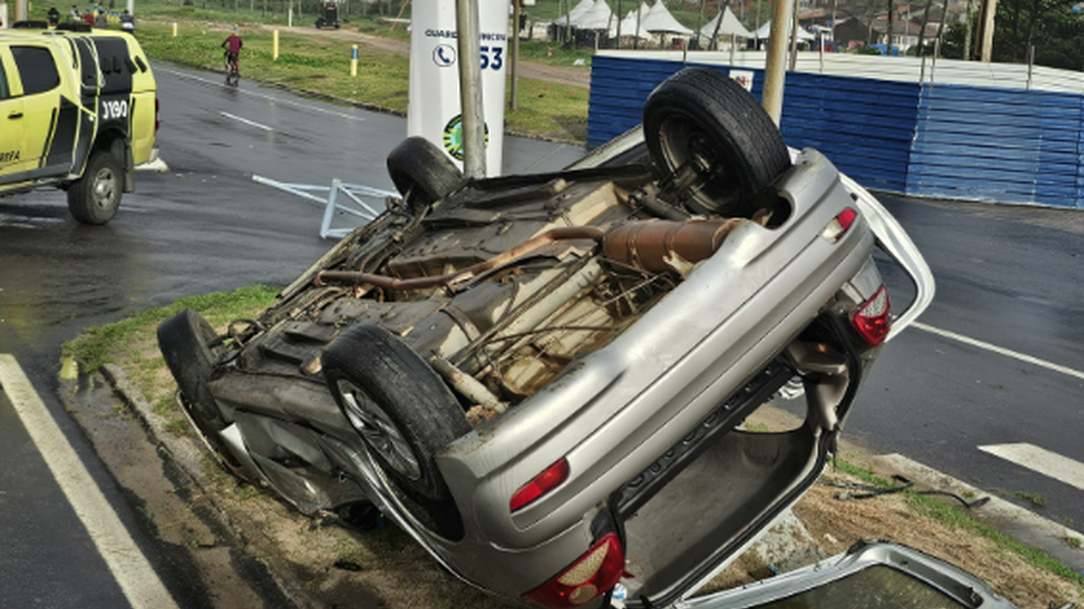 Motorista com sinais de embriaguez fica ferido após capotar carro no Pontal da Barra
