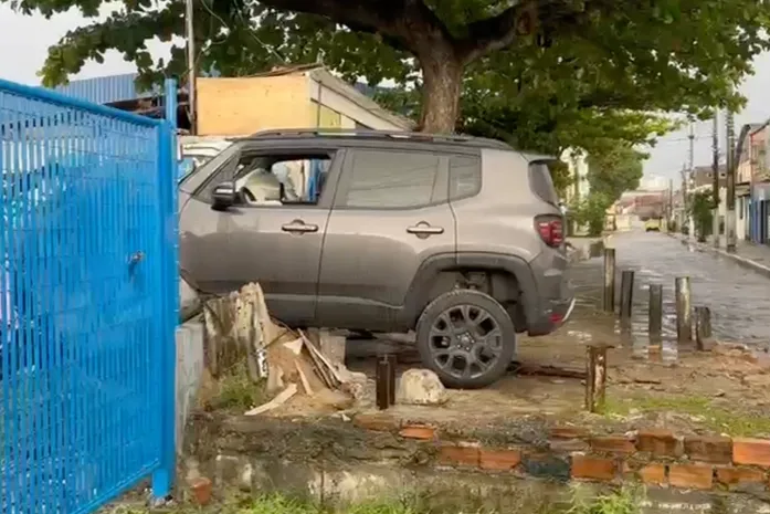 Jeep atinge mureta e destrói grade de prédio da Prefeitura de Maceió