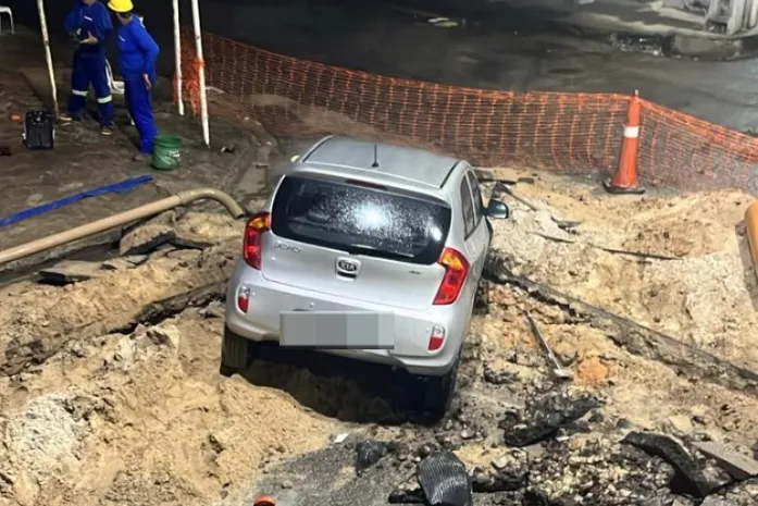 Carro invade obra na Avenida Pilar após atropelar pedestre