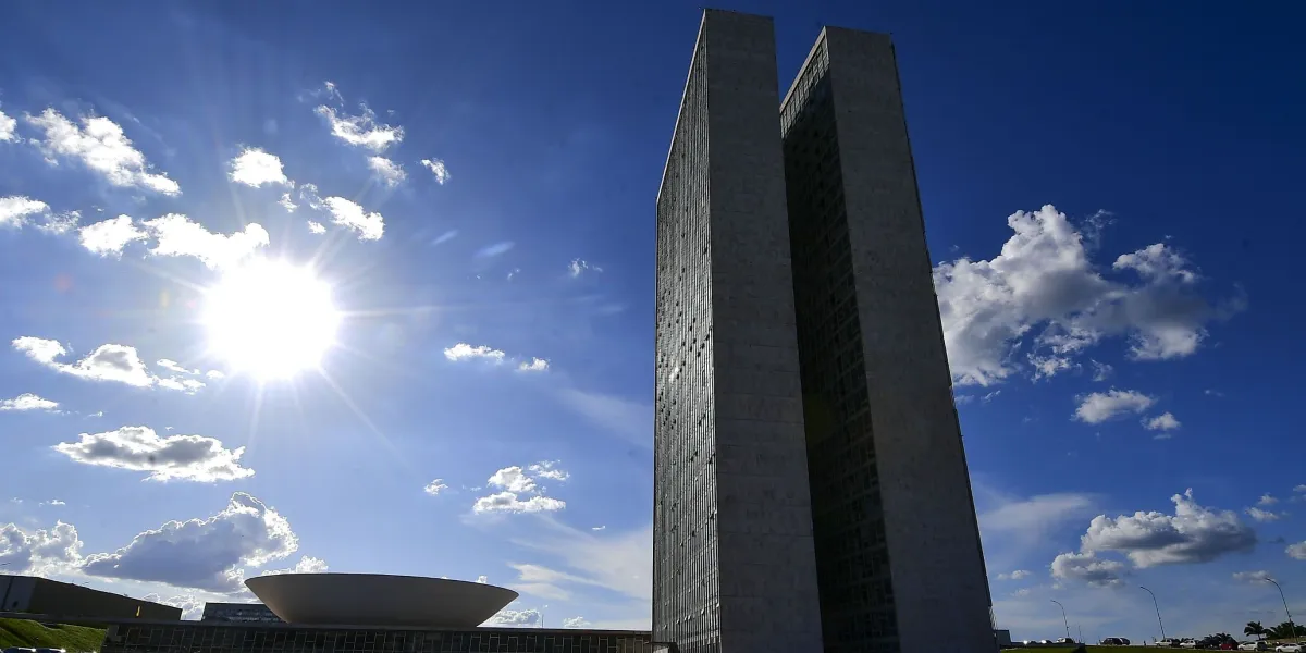 Congresso retoma análise de MP que aumenta salários dos militares