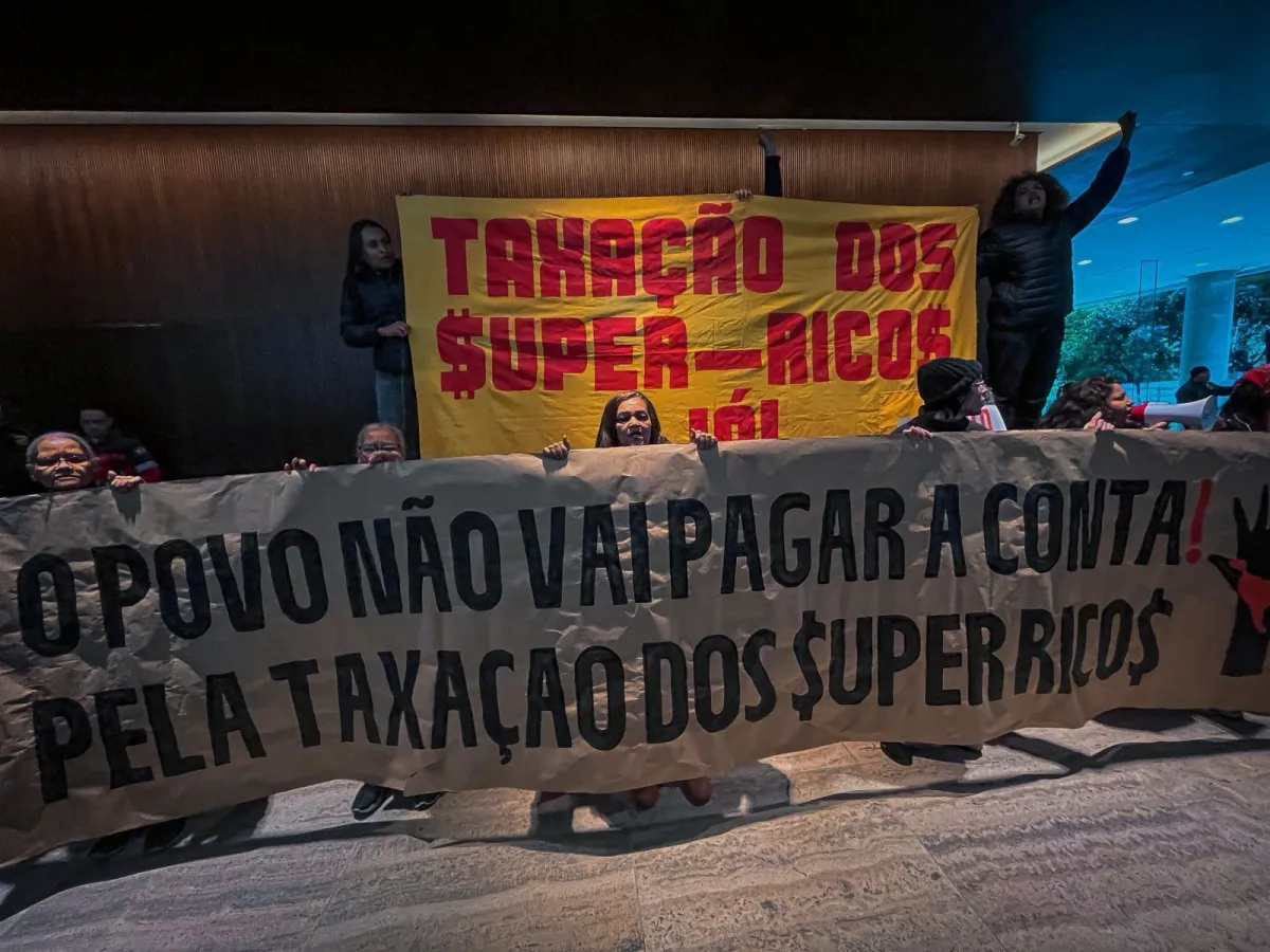 Ativistas de esquerda invadem prédio na Faria Lima por taxa de super-ricos