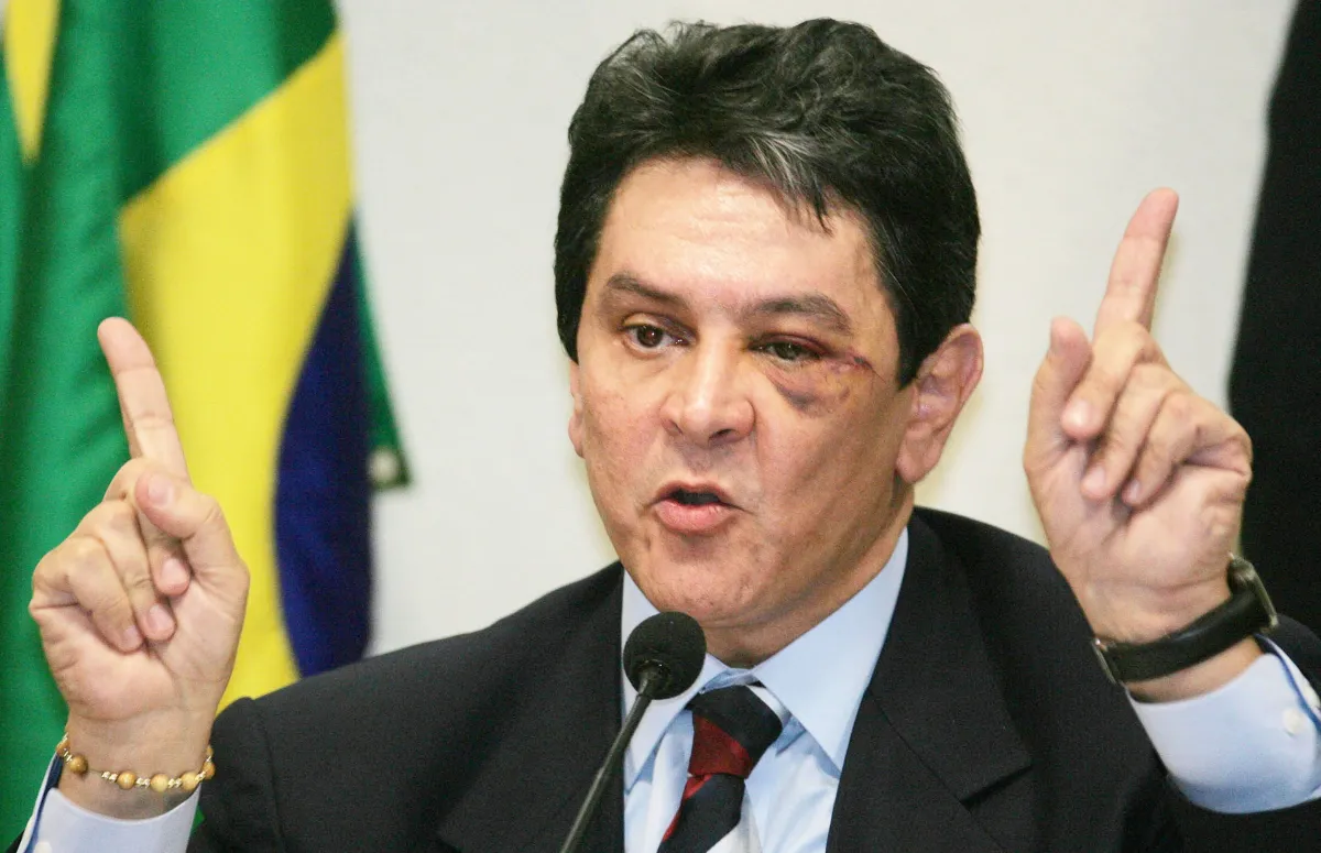Roberto Jefferson diz que tornozeleira “aperta o pé”; Moraes permite troca