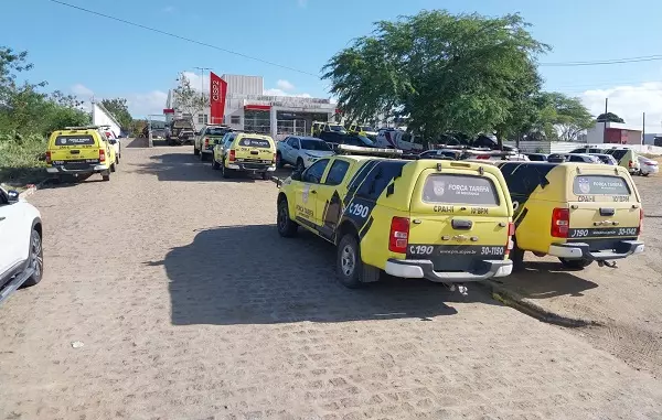 Crianças são encontradas sozinhas e chorando em casa; mãe é localizada em bar