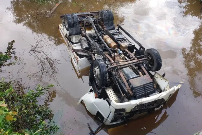 Veículo despenca em rio após colisão entre caminhões na BR-104