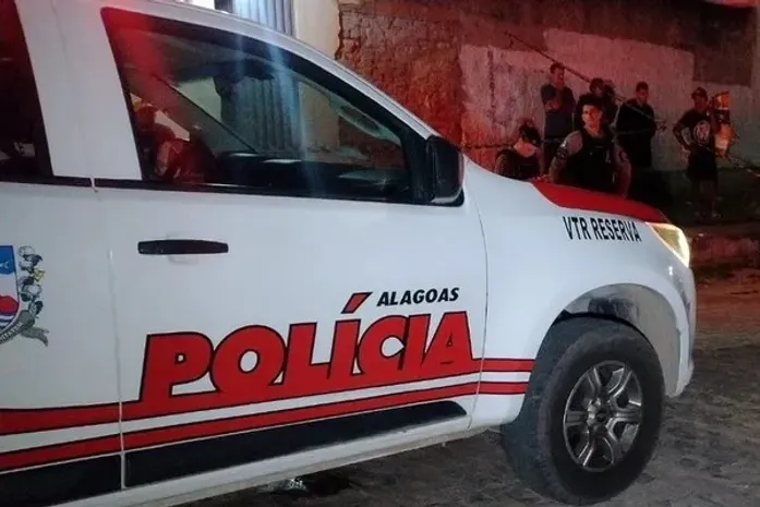 Mulher é agarrada à força e agride suspeito com garrafa, no Agreste