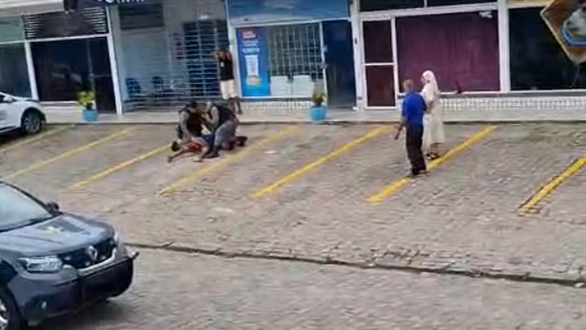 Homem é detido por desacato em abordagem policial próximo à igreja e fiéis denunciam truculência