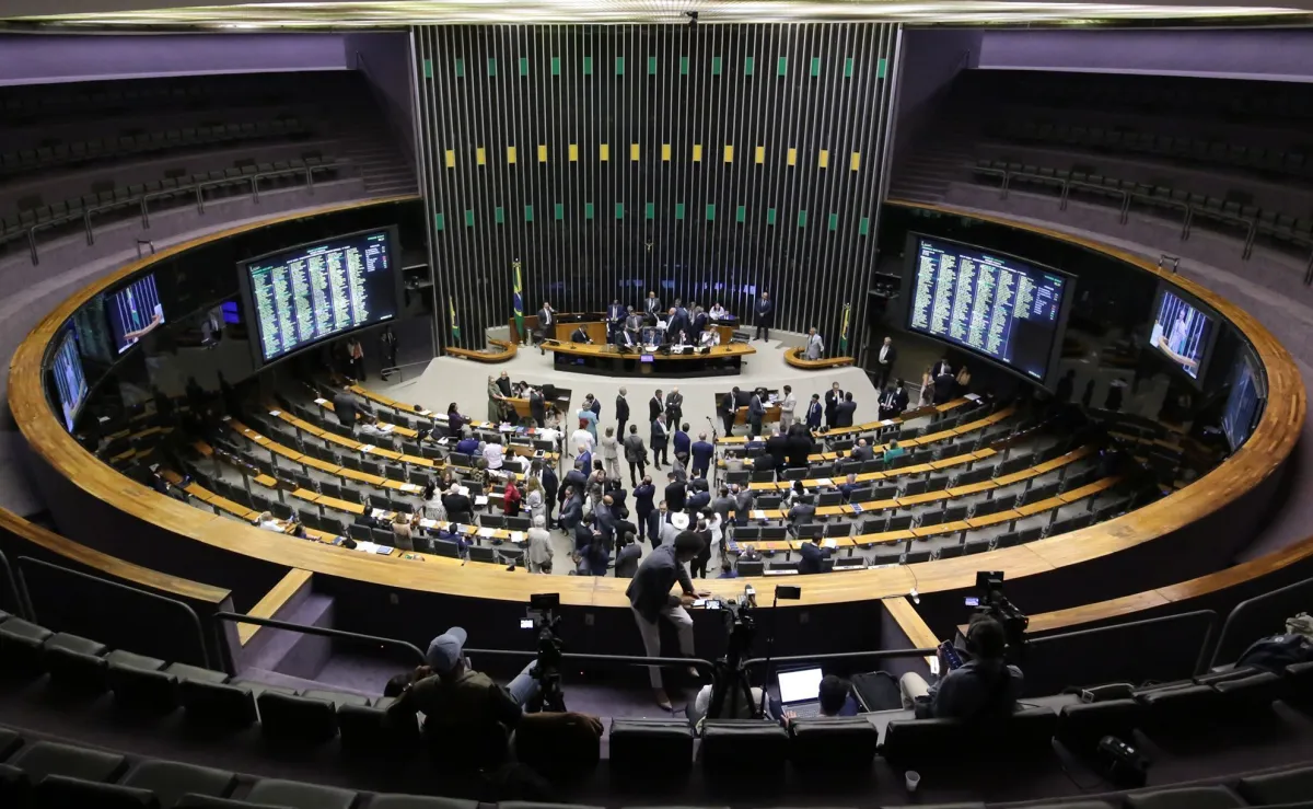 Esquerda cola blindagem em anistia; direita reage