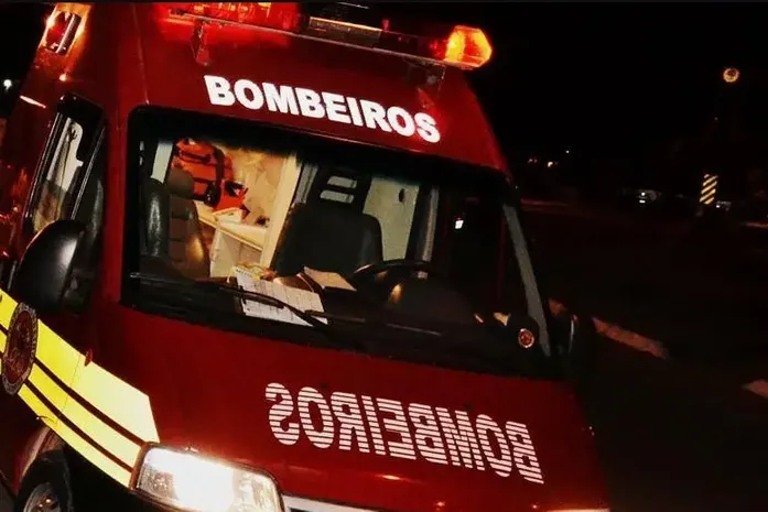 Veículo colide com poste e interdita parcialmente a AL-101 Norte em São Luís do Quitunde