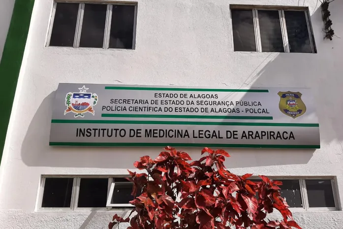 Mulher acamada é morta com tiro no pescoço após ter casa invadida por criminoso em Arapiraca