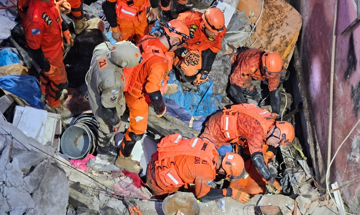 Prédio desaba no Rio e mata uma mulher