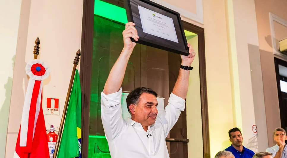 Flávio Bolsonaro é homenageado com título de Cidadão Honorário de Maceió