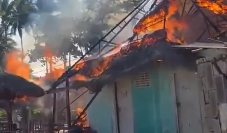 Barraca pega fogo na praia de Maceió e mobiliza bombeiros