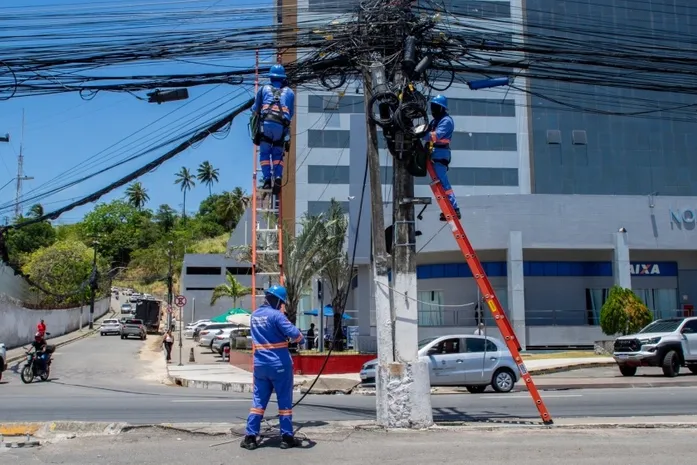 Mais de 300 toneladas de fios sem uso são retiradas de postes em Maceió